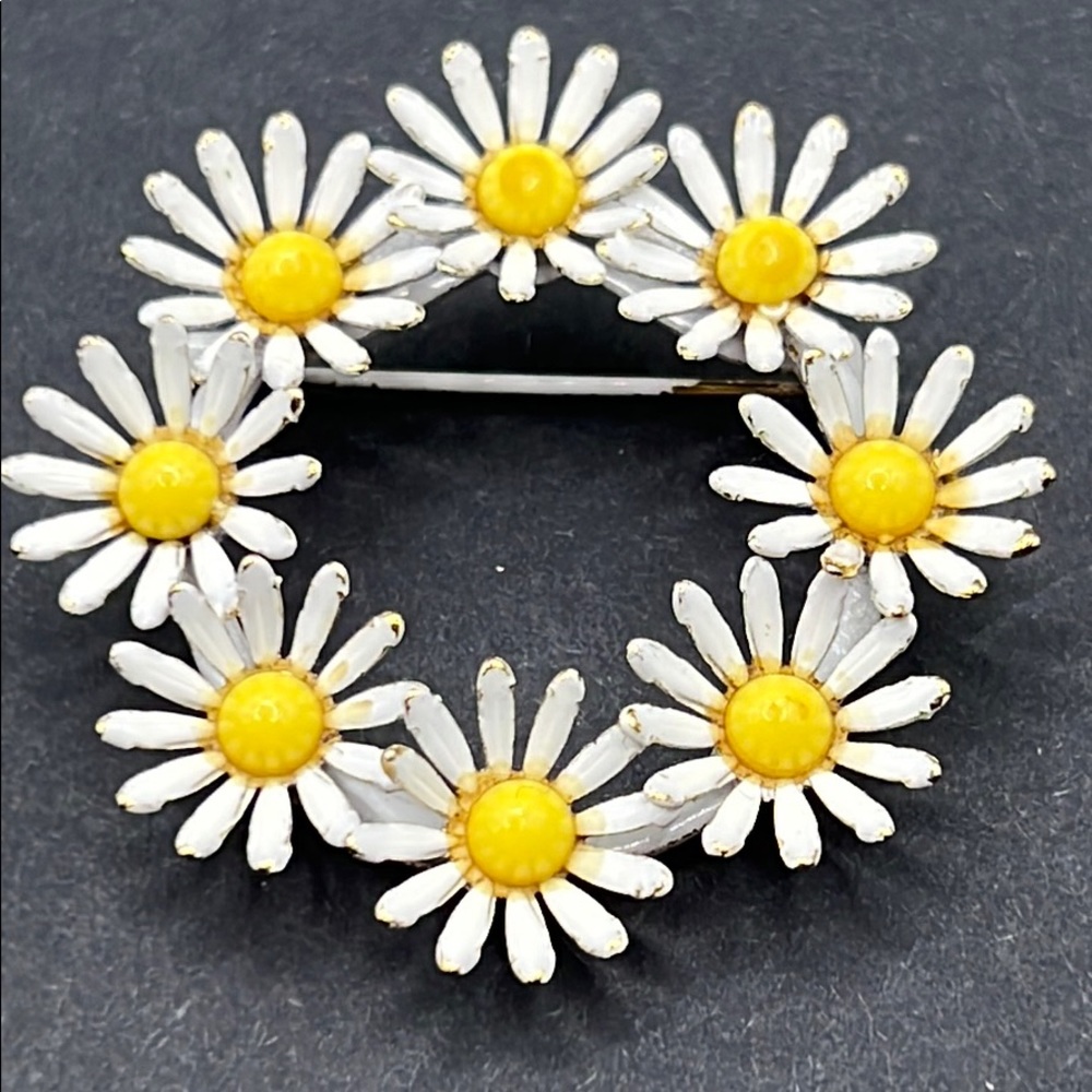 Vintage Weiss enamel daisy brooch